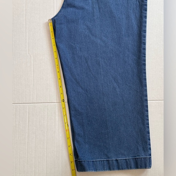 L.L. BEAN CAPRI 18W. CLASSIC FIT. MEDIUM RISE BLUE DENIM CAPRIS. FLEX WAIST. - Picture 6 of 12